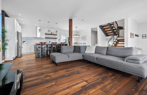 Venise-en-Quebec House | Ultimate Lake Escape | Sleeps 10 | Family Ready | 4 Min to Beach | CITQ 305702