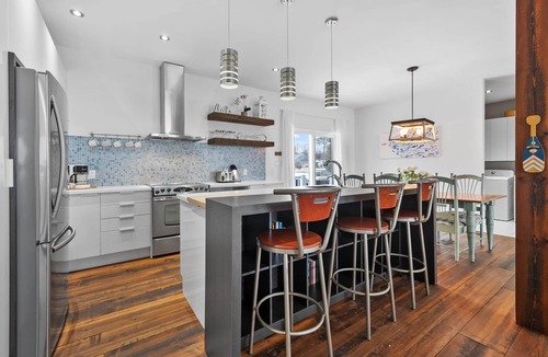 Venise-en-Quebec House | Ultimate Lake Escape | Sleeps 10 | Family Ready | 4 Min to Beach | CITQ 305702