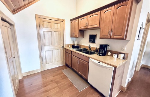 Hunt Cottage | Unique cottage on Silver Lake. Golfing, boating, hiking and more!