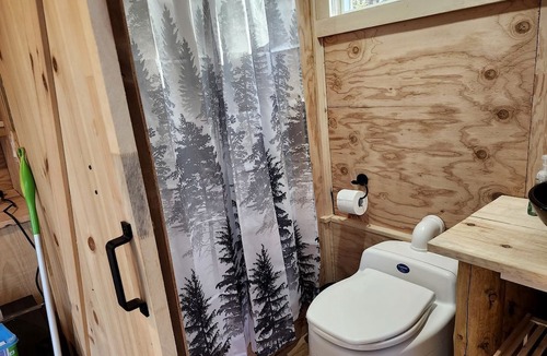 Corbeil Cabin | Unique Tree House Perfect for Families with BBQ in Callander, Ontario