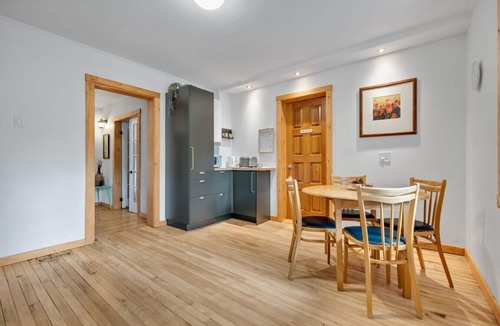 Hull Apartment | University Apartment — Vintage 1BR near Ottawa