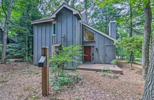 White Haven House | Unwind Fireside & Walk to Slopes! Poconos Getaway