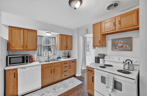 Ottawa House | Updated 3br- Fiber Wi-Fi by Toledo Hospital & UT!