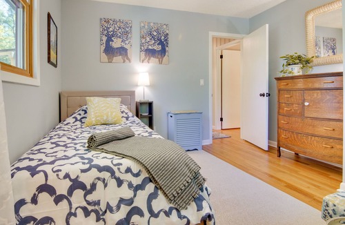 Black Mountain Cottage | Updated Black Mountain Vacation Rental w/ Deck!