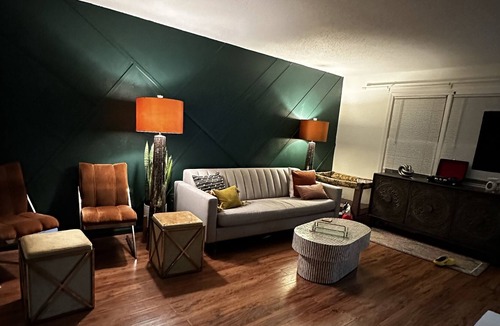 Southwyck Condo | Upscale boho suburban getaway