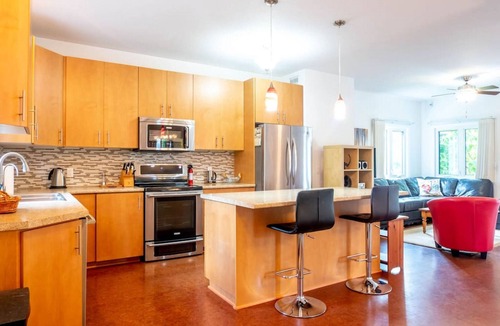 Waterloo House | Uptown Blue - Walk to Everything - Monthly rates!