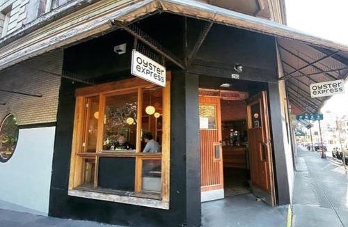 Chinatown Apartment | Urban 1BR with AC, Rogers Arena, Parking, Chinatown