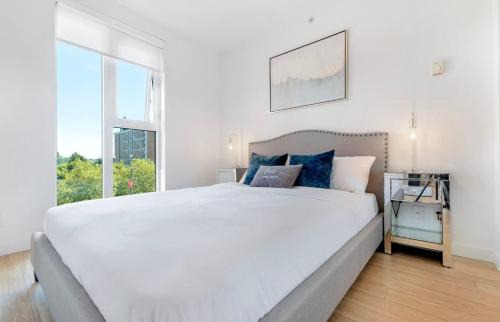 Downtown Eastside Apartment | Urban Retreat City View and Parking 6min to DT