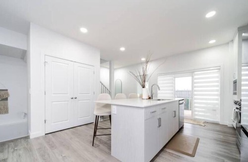 Southwest Edmonton House | Urban Utopia - Hot Tub - Barrel Sauna - BBQ - Firetable - AC
