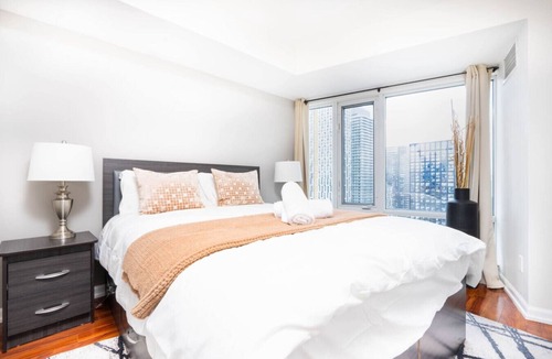 Downtown Toronto Hotel | Urban Vistas - Premier Dundas Square Locale & City Views