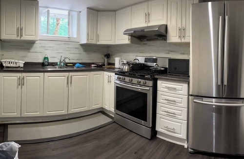 Etobicoke House | Vacation house Entire floor/subway/kids yard
