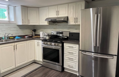 Etobicoke House | Vacation house Entire floor/subway/kids yard