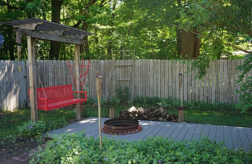 Union Pier Cottage | Vacation like a local Michigander at Guy's Doll House! Family & pet friendly.