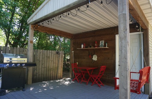 Union Pier Cottage | Vacation like a local Michigander at Guy's Doll House! Family & pet friendly.