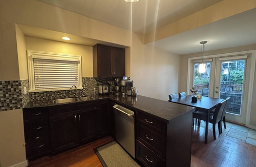 Hastings House | Vancouver View Home w/Hot Tub Near Downtown