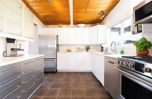 Lower Lonsdale Boat Rental | Vancouvers Largest Float Home | Ocean & City Views
