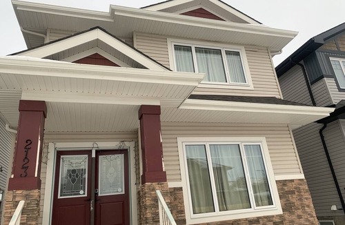 Southeast Edmonton House | VICTORIA HOUSE ENTIRE CELLAR SUITE
