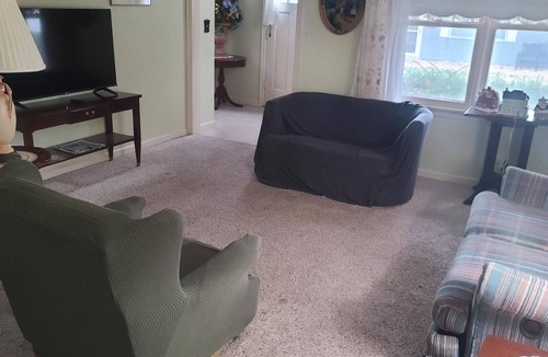 Lakeside Cottage | Vintage Cottage Centrally Located Inside the Gates