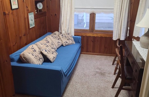 Lakeside Cottage | Vintage Cottage Centrally Located Inside the Gates