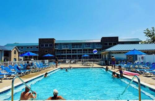 Put-in-Bay Condo | Wake Up to Water Views! Perfect for 10 ppl | C211