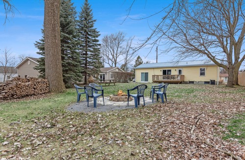 New Buffalo House | Walk 10 mins to train & town, 15 mins to lake!