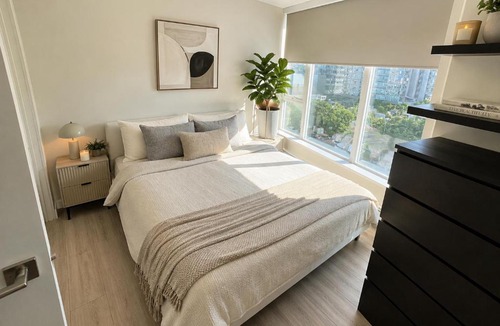 Crosstown Apartment | Walk Everywhere from This Bright 2BR Condo
