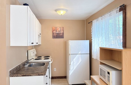 Wasaga Beach Cottage | Walk to Beach 1 Sleeps 9 Free Parking & WiFi