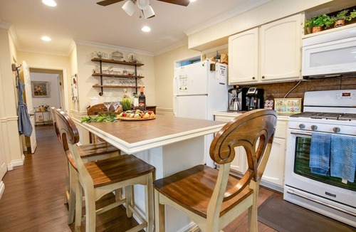 Kingsville House | Walk to Downtown | Saltwater Pool + 5BR Wine Retreat