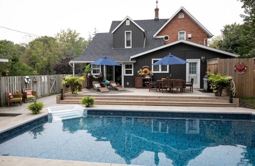 Kingsville House | Walk to Downtown | Saltwater Pool + 5BR Wine Retreat
