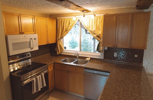 Glen Huron Ski Chalet | Walk to the Lift, Relax in Comfort – 6 bedroom Blue Mountain Chalet with Hot Tub