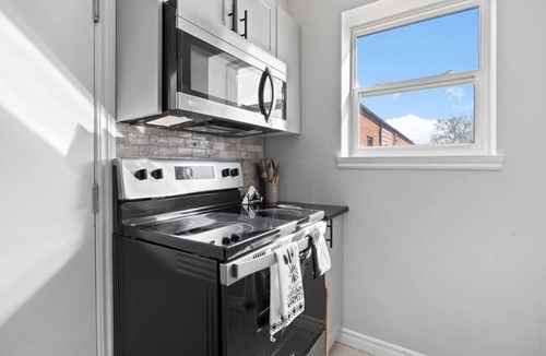 Walkerville Apartment | Walkerville 1BR Apartment | WiFi + Workspace