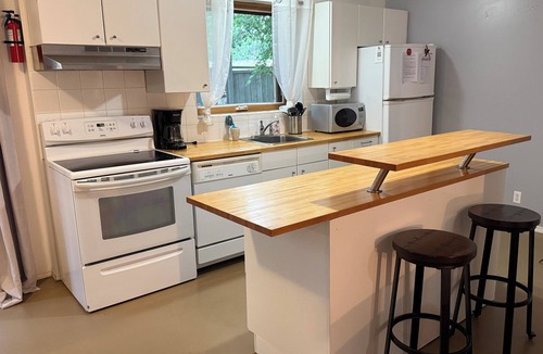 Sylvan Lake Cottage | Walking distance to the Lake - Family Friendly - Dual Suite Cottage