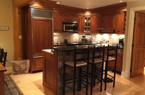 Blackcomb House | Walking Distance To Ski Lifts And Trails. Free Netflix, IPTV, Crave, Amazon PM