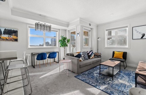 Calgary Chinatown Apartment | Waterfront 2 Bedroom And 2 Bath Downtown Urban Escape