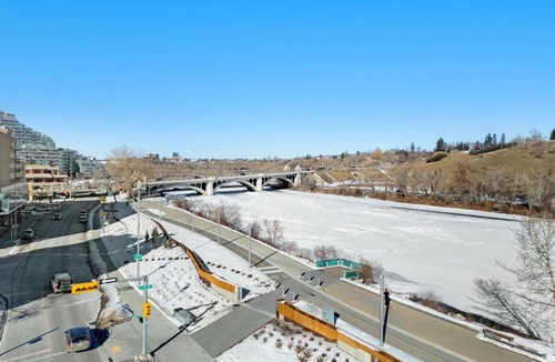 Calgary Chinatown Apartment | Waterfront 2 Bedroom And 2 Bath Downtown Urban Escape