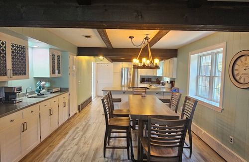 Pigeon Cottage | Waterfront 3-bedroom lake house with stunning sunsets on Sand Point