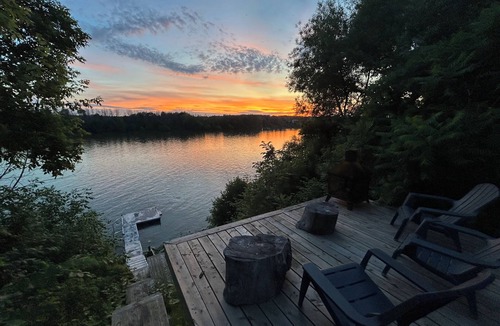 Saint-Ours Cabin | Waterfront cabin w/spa & dock 🤍