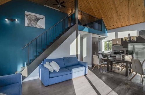 Saint-Raymond Cabin | Waterfront Chalet w/Hot Tub, Lake Access & Kayak