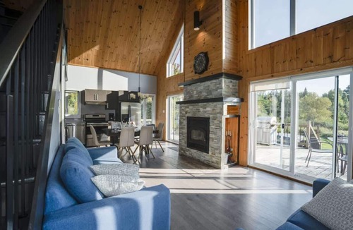 Saint-Raymond Cabin | Waterfront Chalet w/Hot Tub, Lake Access & Kayak