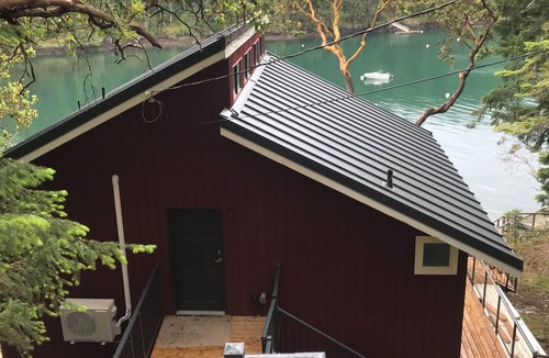 Southern Gulf Islands Cottage | Waterfront Cottage on Quiet South-Facing Bay | Huge Deck & Private Dock Access”