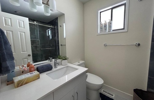 Delta House | Waterfront Delta retreat near Vancouver airport, shopping, dining and transit