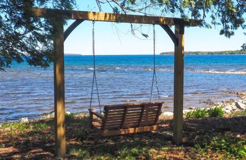 Suttons Bay House | Waterfront Suttons Bay: Wine Trail, Pickleball