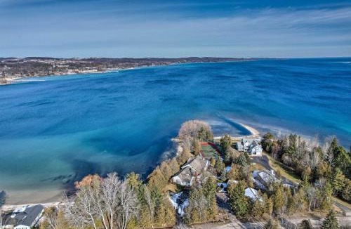 Suttons Bay House | Waterfront Suttons Bay: Wine Trail, Pickleball