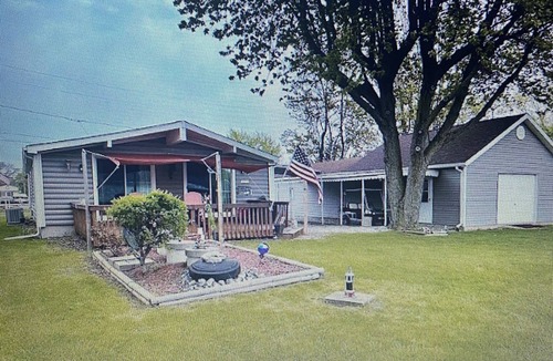 Port Clinton House | Waterside Retreat! Canal front, family friendly, big yard, boat access
