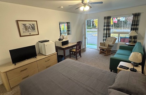 Edgetts Landing Hotel | WaterView Motel Room One Bed Near Hopewell Rocks