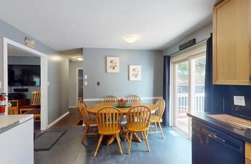 Wasaga Beach House | Wavy Daze in Wasaga Beach