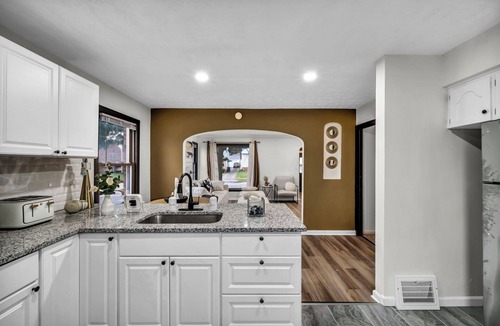 Parma House | Welcome to Chic Parma House, a stylish 5-bedroom, 1-bath home with boutique-inspired design, perfect for families, traveling professionals, and extended stays just minutes from Cleveland, hospitals, and major highways.