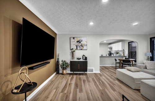 Parma House | Welcome to Chic Parma House, a stylish 5-bedroom, 1-bath home with boutique-inspired design, perfect for families, traveling professionals, and extended stays just minutes from Cleveland, hospitals, and major highways.