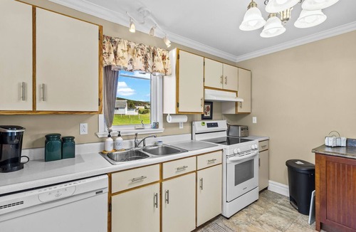 Cavendish House | Welcome to Westward – Sunsets over Trinity, a premium oceanfront retreat overlooking beautiful Trinity Bay. Sleeps 4 with 1 King and 1 Queen bed, breathtaking sunsets, a fully equipped kitchen, Wi-Fi, laundry, self check-in, and free parking.