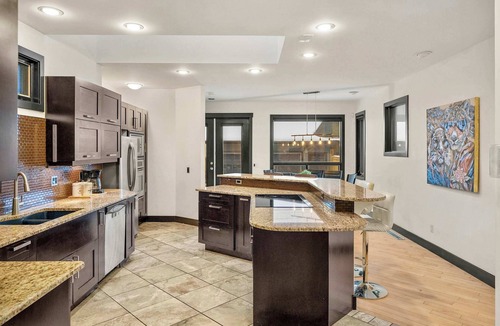 Capitol Hill House | Wellness Retreat + Sauna + Gym + BBQ + Garage